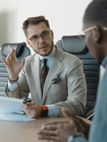 Stresskompetenz in Aktion: Eine entspannte, aber fokussierte Gesprächsführung zeigt die praktische Anwendung neuropsychologischer Führungsstrategien im Business-Alltag.