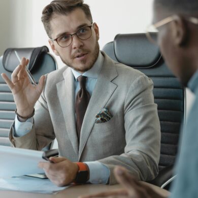 Stresskompetenz in Aktion: Eine entspannte, aber fokussierte Gesprächsführung zeigt die praktische Anwendung neuropsychologischer Führungsstrategien im Business-Alltag.
