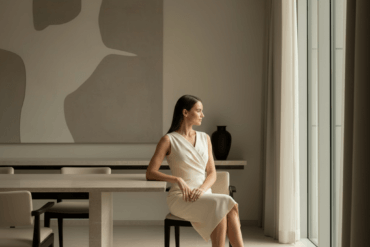 Ruhige Frau in elegantem Innenraum – Symbol für innere Sicherheit und Nervensystem-Regulation